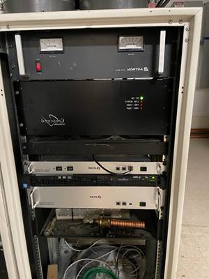 A computer equipment in a cabinet

Description automatically generated with medium confidence